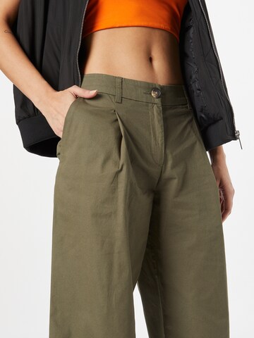 Monki Loose fit Pleat-front trousers in Green