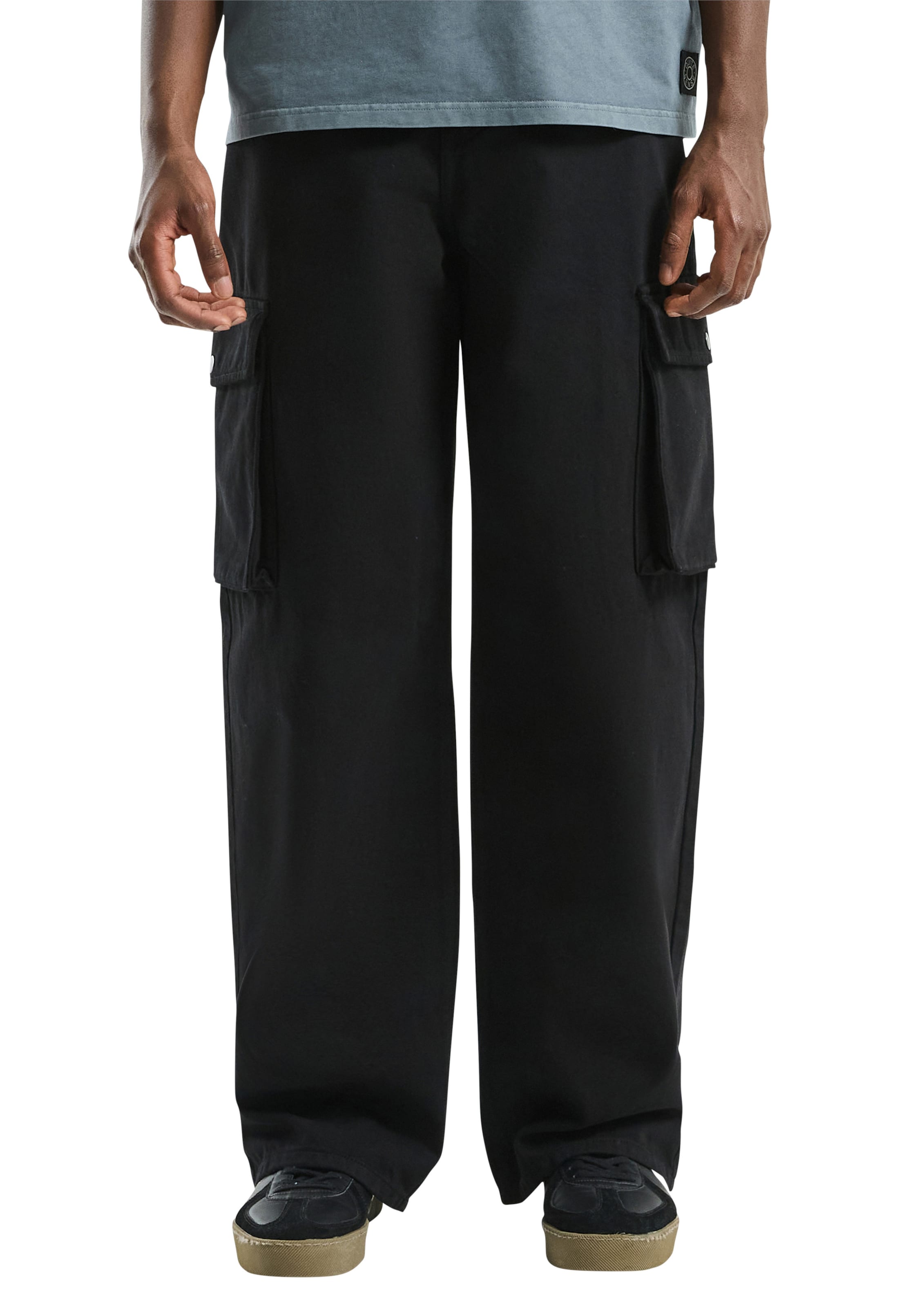 QS Loosefit Cargojeans in Zwart: voorkant