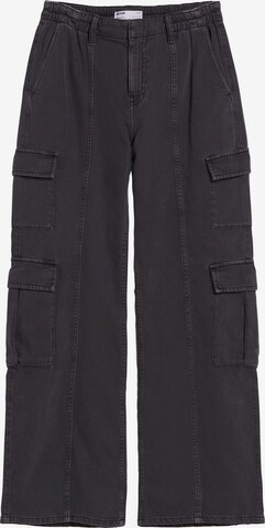 Bershka Cargo jeans in Grey: front