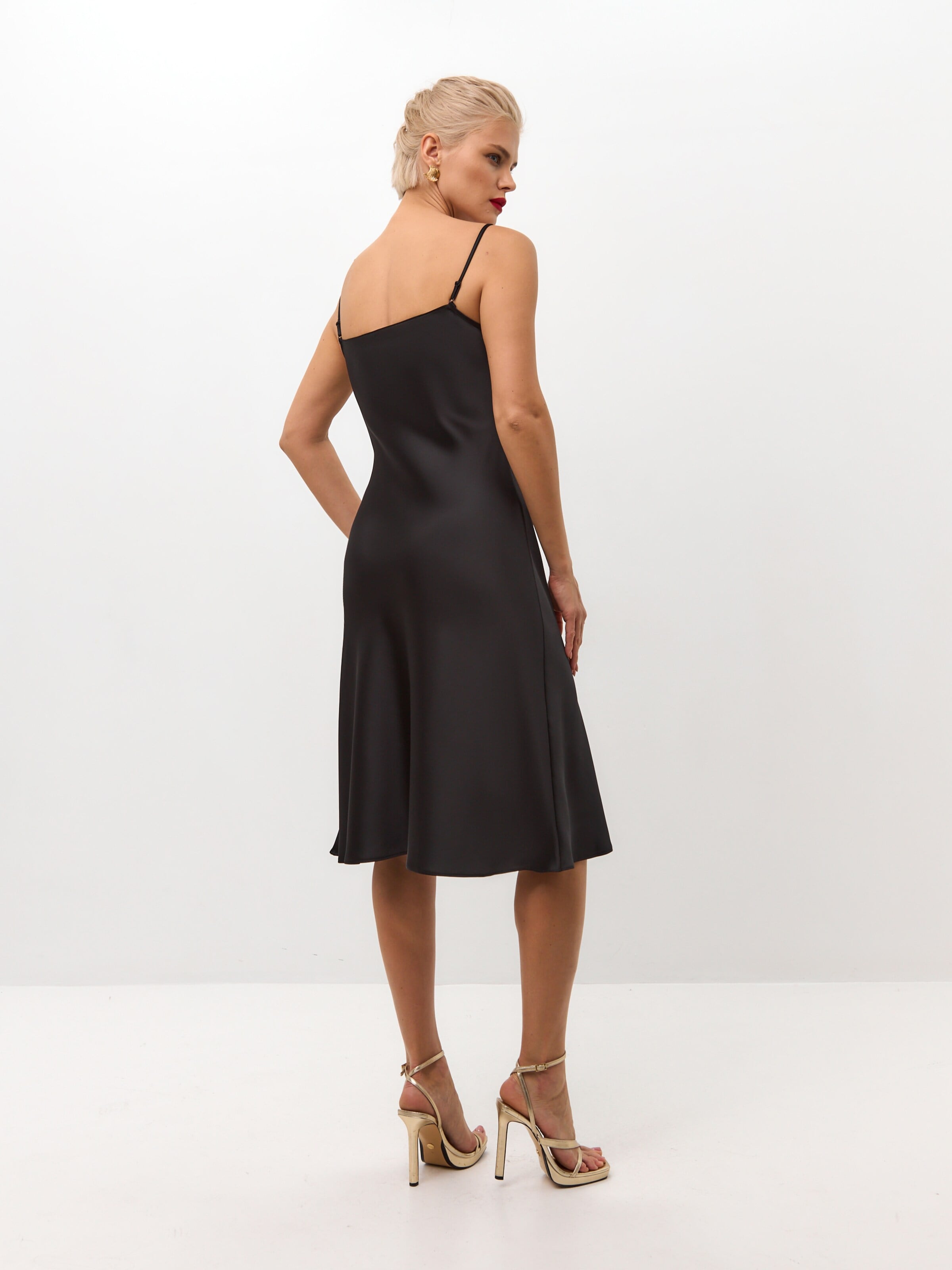 Robe 'Below the knee satin slip dress 'Grace'' Serena Silueta en noir