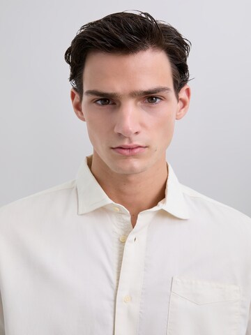 Tricou ' ' de la Scalpers pe bej