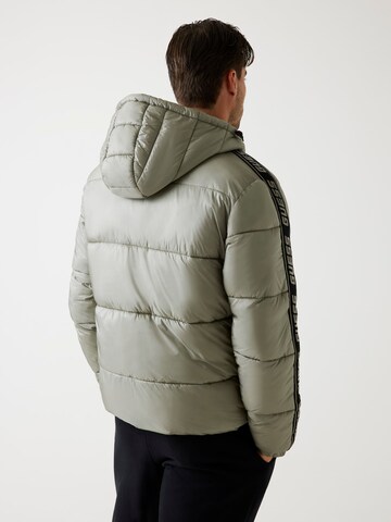 GUESS Funktionsjacke in Grün