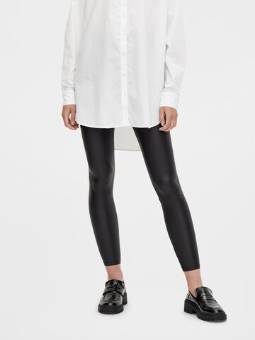 PIECES Skinny Leggings 'Shiny' in Zwart: voorkant