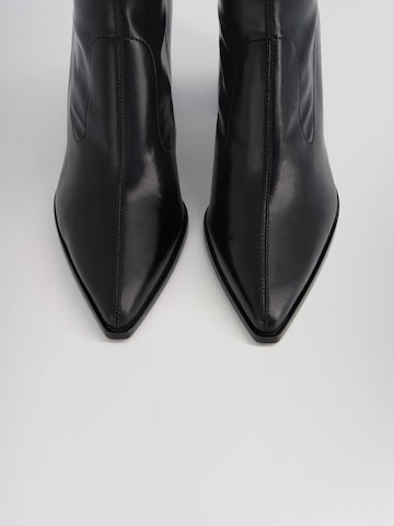 Bershka Stiefelette in Schwarz