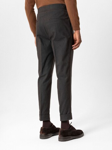 Tapered Pantaloni con pieghe di Antioch in marrone