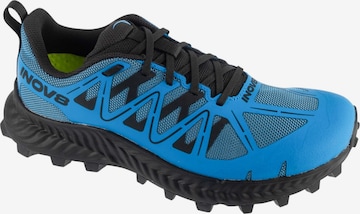 Chaussure de course 'MudTalon V2' Inov-8 en bleu : devant