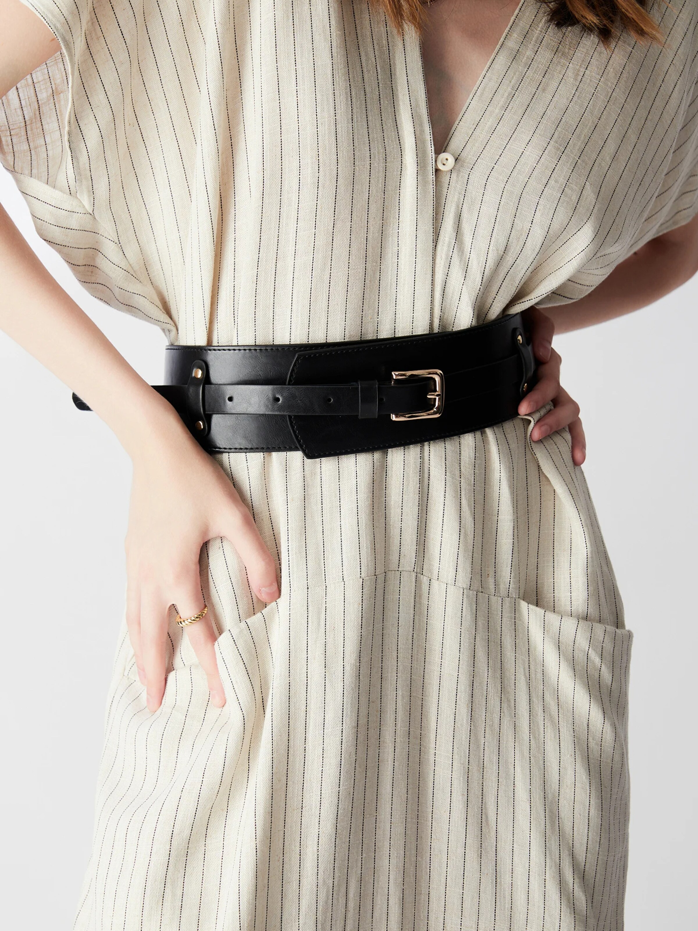 Victoria Hyde Belt in Black: front