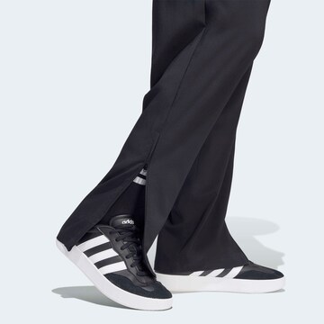 ADIDAS SPORTSWEAR Loosefit Sportovní kalhoty 'Essentials Small Logo Stanford Lite Woven Tapered Open Hem' – černá