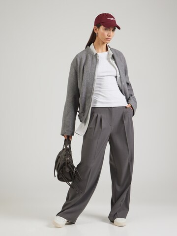 Maglietta di Gina Tricot in grigio