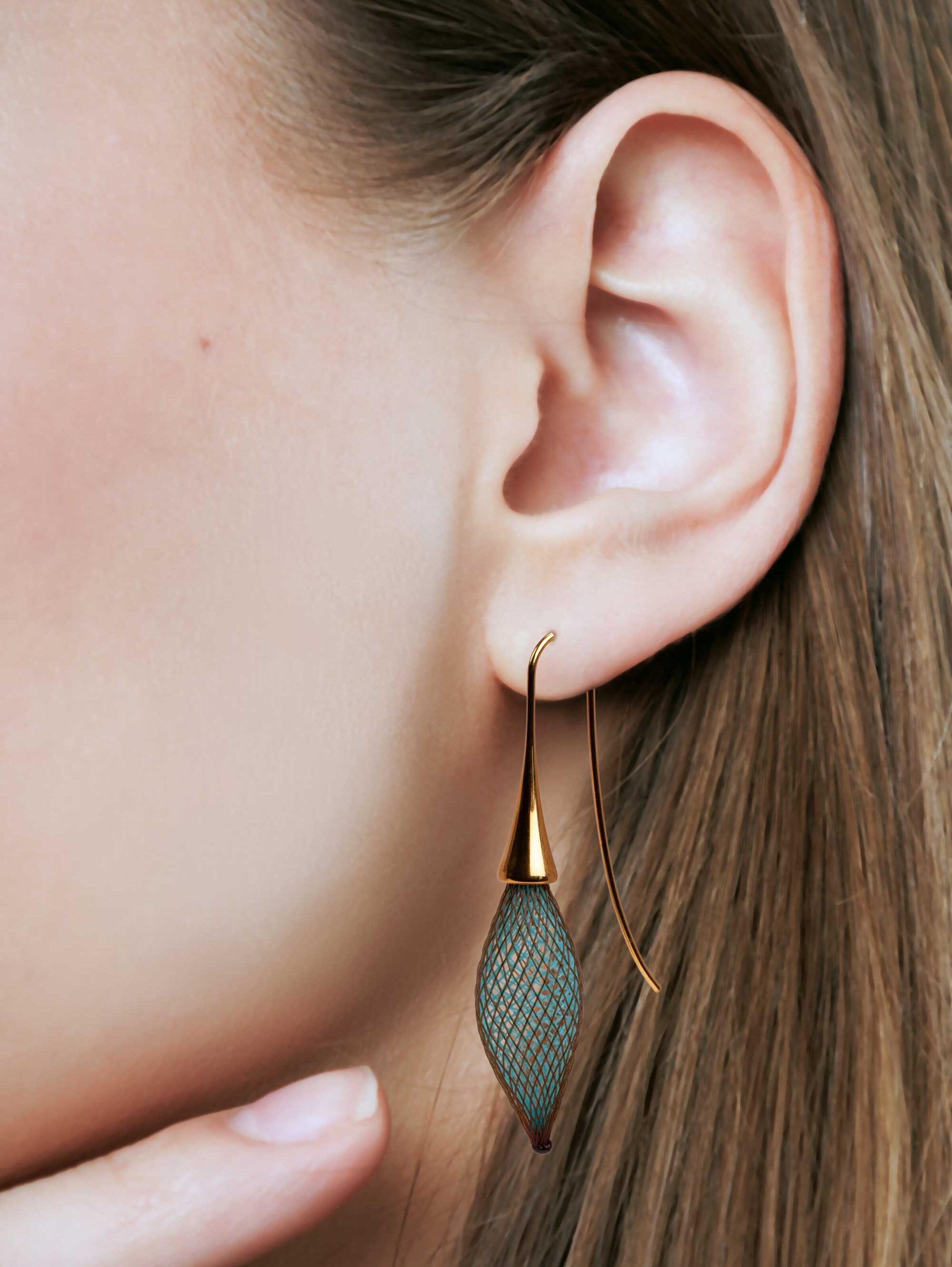 Gretchen Ohrringe 'Vlum Single Drop' in Blau: Vorderseite