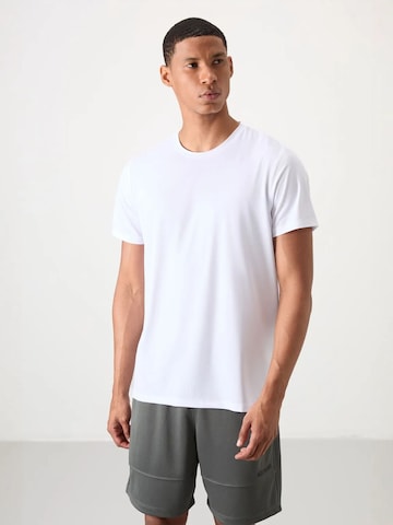 T-Shirt fonctionnel Tommy Life en blanc : devant