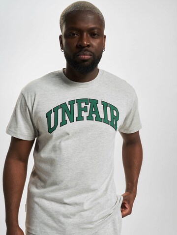 Unfair Athletics Shirt in Grau: Vorderseite