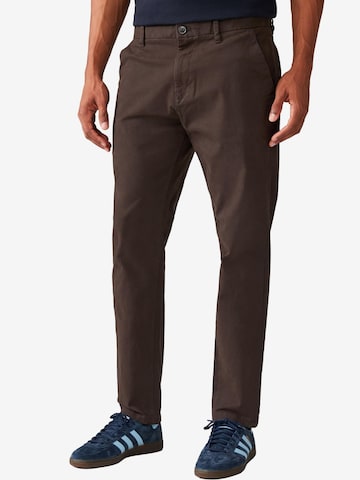 regular Pantaloni chino di Next in marrone: frontale