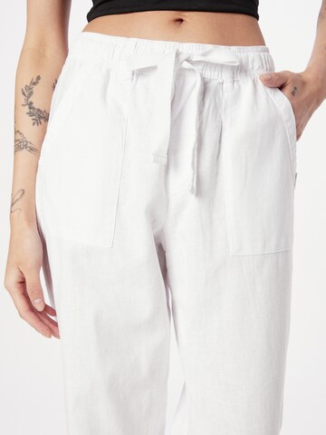 Loosefit Pantaloni de la QS pe alb
