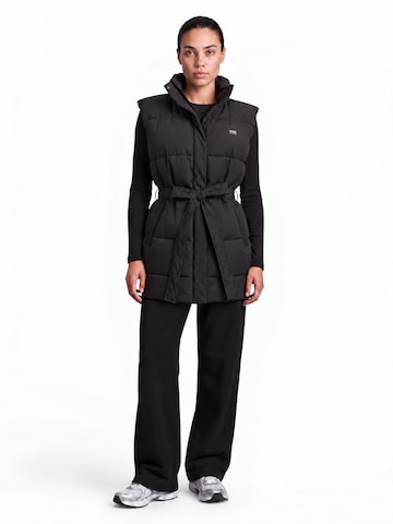 V!BE STUD!OS Weste 'PUFFER' in Schwarz