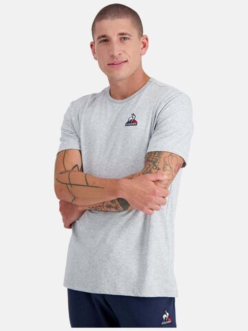 LE COQ SPORTIF - Camiseta 'Le Coq Sportif Ess Tee Ss No4 M Gris Chine Clair' en gris