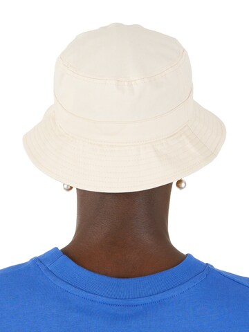 Pălărie 'Forever Fishing' de la FAMILY 1ST FAMILY 4EVER pe alb