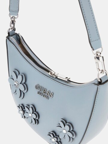GUESS Schultertasche 'Zaria' in Blau