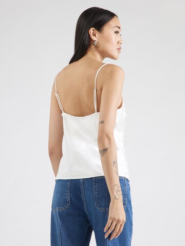 Top de la Gina Tricot pe alb