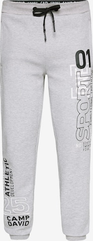 CAMP DAVID Tapered Broek in Grijs: voorkant