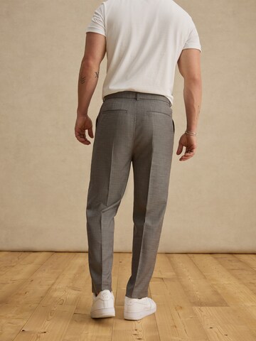 DAN FOX APPAREL Regular Pressveckad byxa 'Vincenzo' i grå