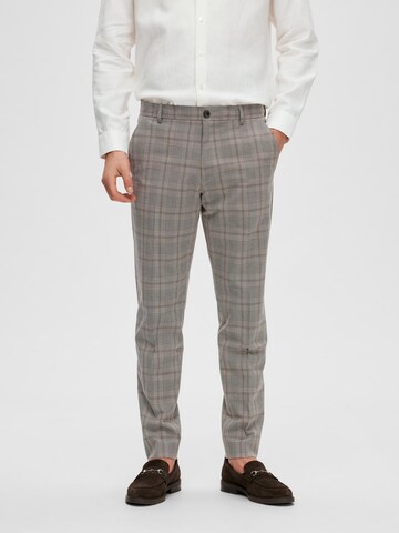 Coupe slim Pantalon à plis 'Liam Lucas' SELECTED HOMME en gris : devant