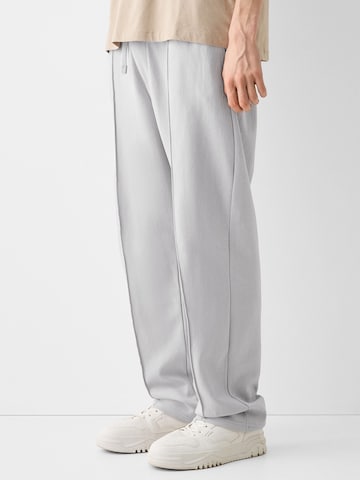 Bershka Loose fit Pleat-front trousers in Grey: front