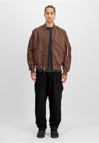 ALPHA INDUSTRIES - Casaco meia-estação 'MA-1 TT' em castanho