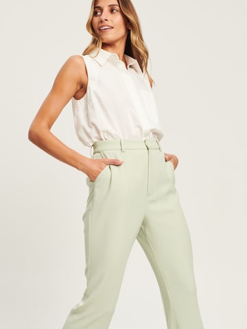 Regular Pantaloni 'CHARLY' de la Willa pe verde