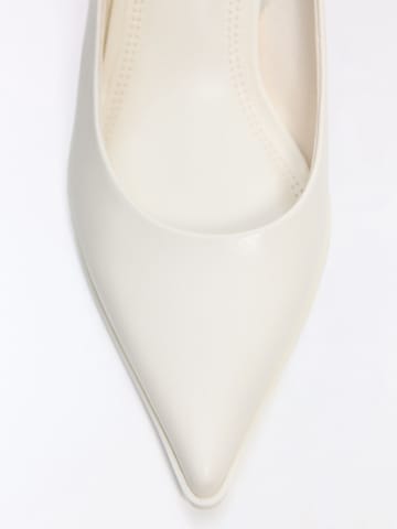 Escarpins à bride arrière Bershka en blanc