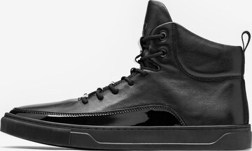 Sneaker alta di Kazar in nero: frontale