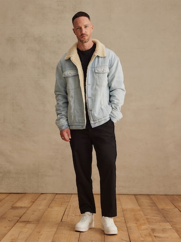 DAN FOX APPAREL Tussenjas 'Tim' in Blauw