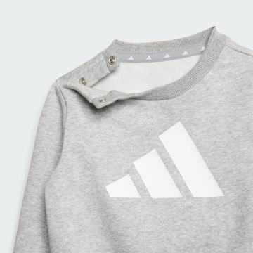 ADIDAS SPORTSWEAR Trainingsanzug 'Essentials' in Grau