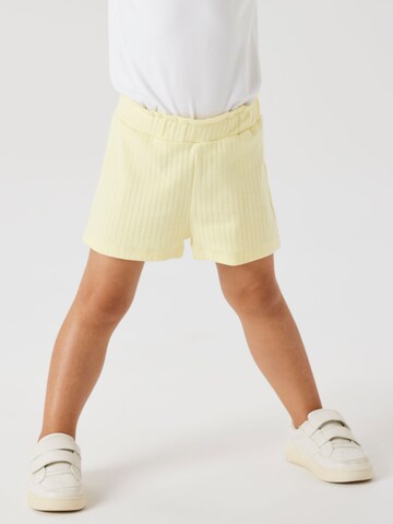 Regular Pantalon 'NMFSURAJALI' NAME IT en jaune : devant