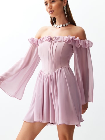 Trendyol Koktejlové šaty – pink