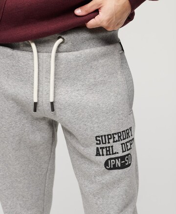 Effilé Pantalon Superdry en gris