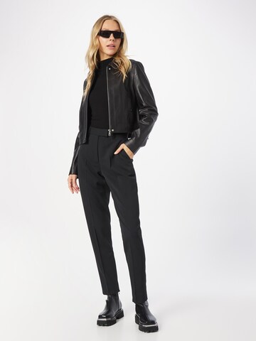 Calvin Klein Tapered Suorat housut värissä musta