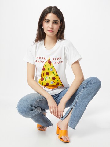 Tricou 'Mysen Work Hard Pizza' de la DEDICATED. pe alb