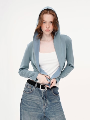 Veste mi-saison 'Modal Air Layer Hooded Sporty Jacket - Light Blue' yoligex en bleu : devant
