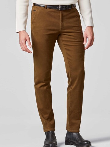 MEYER Regular Chino in Bruin: voorkant