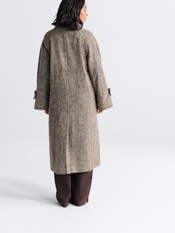 Next Mantel in Beige