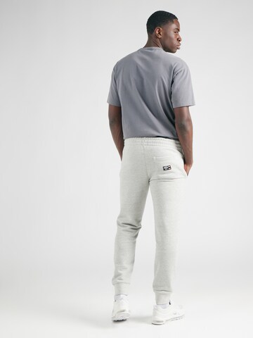 Superdry Tapered Nadrág 'Essential' - szürke