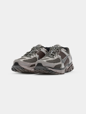 Baskets basses 'ZOOM VOMERO 5' Nike Sportswear en gris