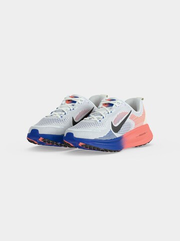 Chaussure de sport 'VOMERO 18' NIKE en blanc : devant