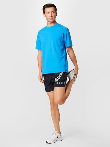 NIKE Regular Sportshorts in Schwarz