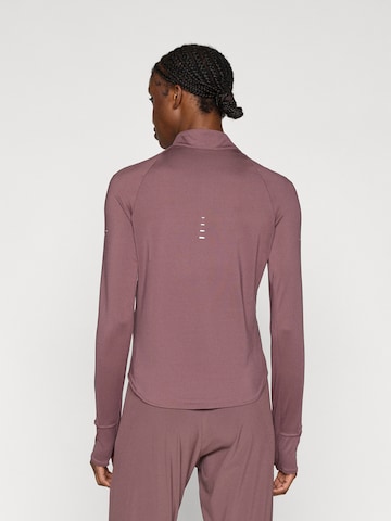 T-shirt fonctionnel 'SWIFT' NIKE en violet