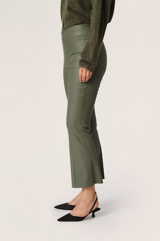 SOAKED IN LUXURY Flared Broek 'Kaylee' in Groen