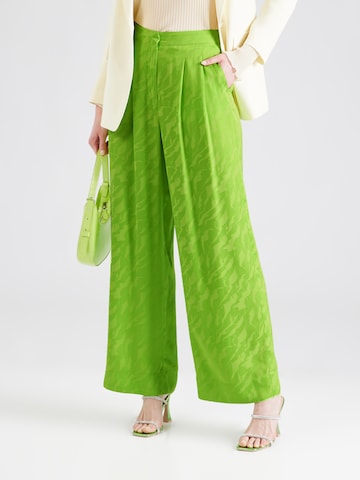 SELECTED FEMME - Pierna ancha Pantalón plisado 'CONSTANZA' en verde: frente