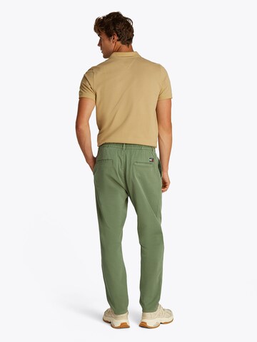 Tapered Pantaloni con pieghe di Tommy Jeans in verde