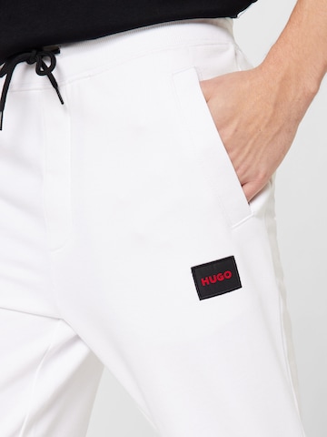 Tapered Pantaloni 'Doak' di HUGO Red in bianco